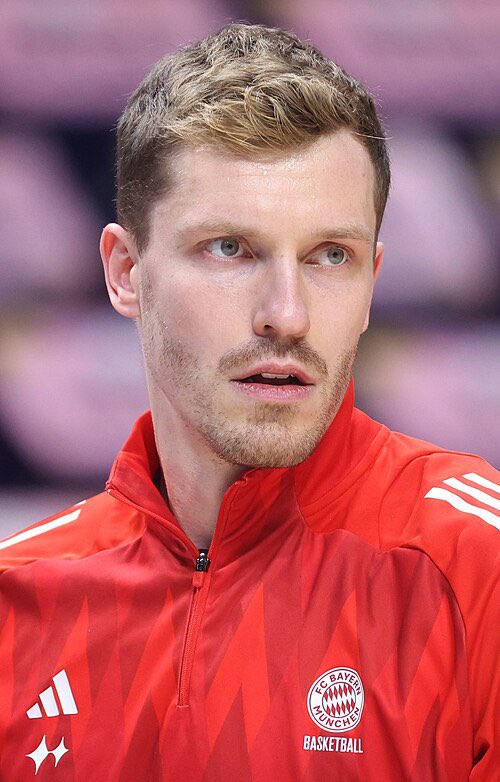 Andreas Obst hat nach Informationen von <a href="/RobertHeusel/">Robert Heusel</a> und mir einen langfristigen Vertrag beim FC Bayern München unterschrieben.

Andreas Obst has signed a new long term deal with FC Bayern, sources telling Robert Heusel and me.