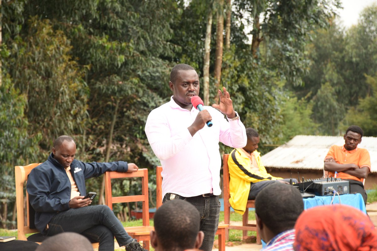 Nyamagabe's tweet photo. Mu Nteko y'Abaturage yabereye mu Kagari ka Kagano, Umurenge wa #Kitabi, itsinda ry'abakozi ba @Lands_Rwanda ryatangije umushinga wo gukora igishushanyombonera cy'inozamiturire mu Murenge wa #Kitabi. 1/2 https://t.co/2X8VFYODe1