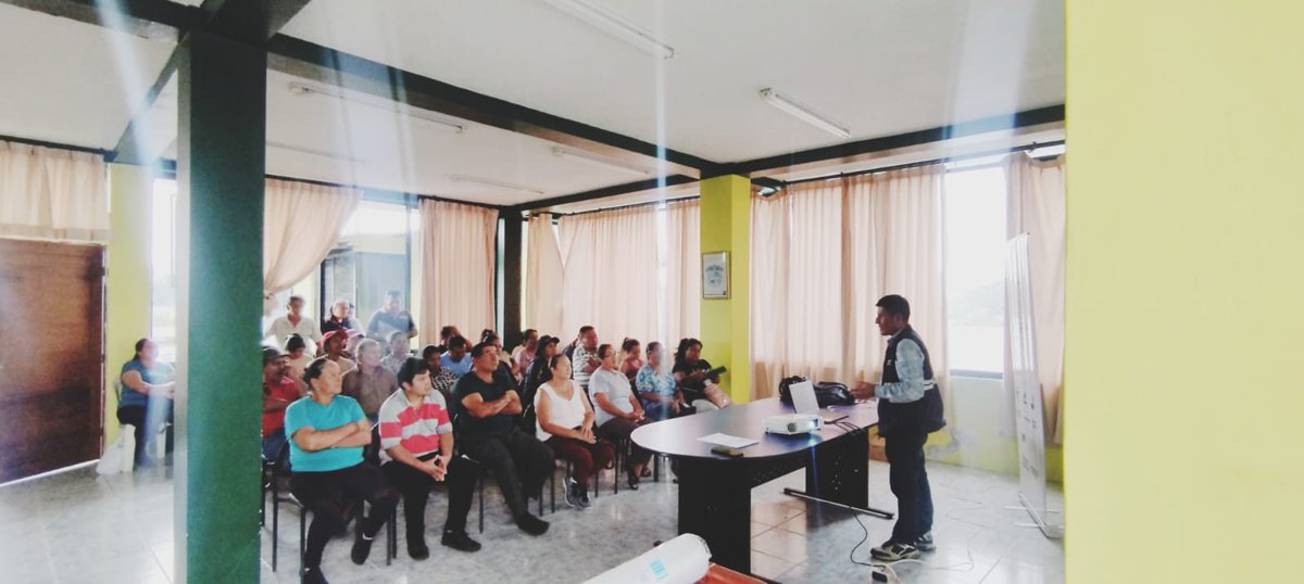 AgrocalidadZ3's tweet photo. #Pastaza |📚🐂 Capacitamos a productores ganaderos, con el objetivo de actualizar y reforzar los conocimientos sobre el uso del sistema SIFAE y la gestión de identificación bovina mediante uso de aretes oficiales, en la parroquia 10 de Agosto, cantón Pastaza. #AgrocalidadCapacita https://t.co/BBUTt2KUyH