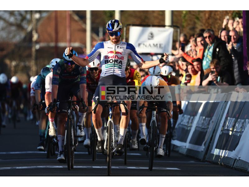 tuttobiciweb_it's tweet photo. 🏆 Meeus sprinta a Le #Samyn! Rex e Hofstetter sul podio  Sfortuna per van Aert che fora a 10 dal traguardo  #LeSamyn
https://t.co/fl0BtXU77R https://t.co/gV0gIxDHQ8