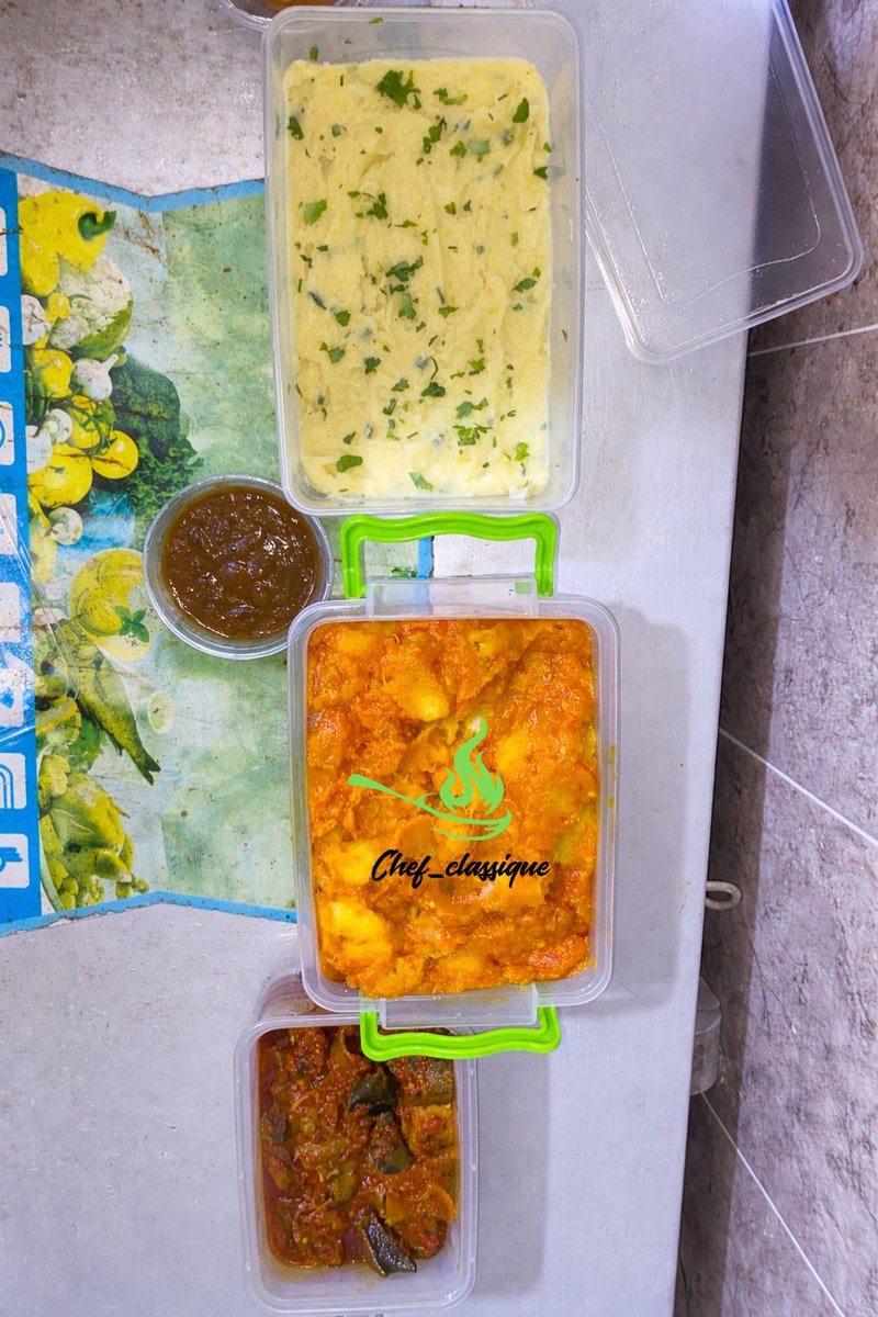 chef_classique's tweet photo. You are not sad! Mashed potatoes &amp; gravy or yam porridge &amp; assorted meats sauce is what you need. https://t.co/yrECs7Z8Aj