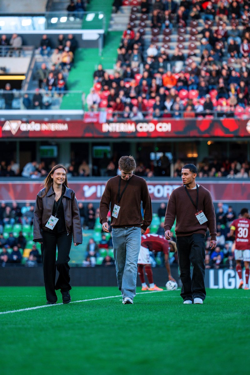 FCMetz's tweet photo. Une image qui vaut mille mots 🥹
Tahirys Dos Santos, sa compagne Coline et Eliot Thelen, passé par le centre de formation grenat, tous les trois rescapés du drame de Crans-Montana, ont donné le coup d’envoi fictif de #FCMSB29 👏 https://t.co/ZvXMYsAT78