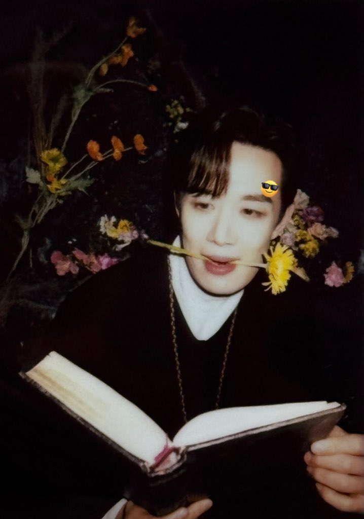 #사랑스런_금빛_폴라_날아올라 
#폴라의_아름다움_난_빠져들어가 
#폴라가_우릴_끌어당겨 
#조심하세요_여기_폴라가_있다구요 

나르치스 선생님 딕션의 비밀. Pov. 
학생들 몰래 꽃(?) 물고 그리스어 발음 연습하셨다네요..