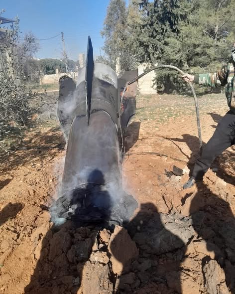 QalaatAlMudiq's tweet image. #Syria: remains of an Iranian ballistic missiles fell in an orchard on outskirts of Saydnayah (NE. #Damascus).

The village is Christian and the area is known for the infamous Assad-era prison.