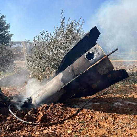 QalaatAlMudiq's tweet image. #Syria: remains of an Iranian ballistic missiles fell in an orchard on outskirts of Saydnayah (NE. #Damascus).

The village is Christian and the area is known for the infamous Assad-era prison.