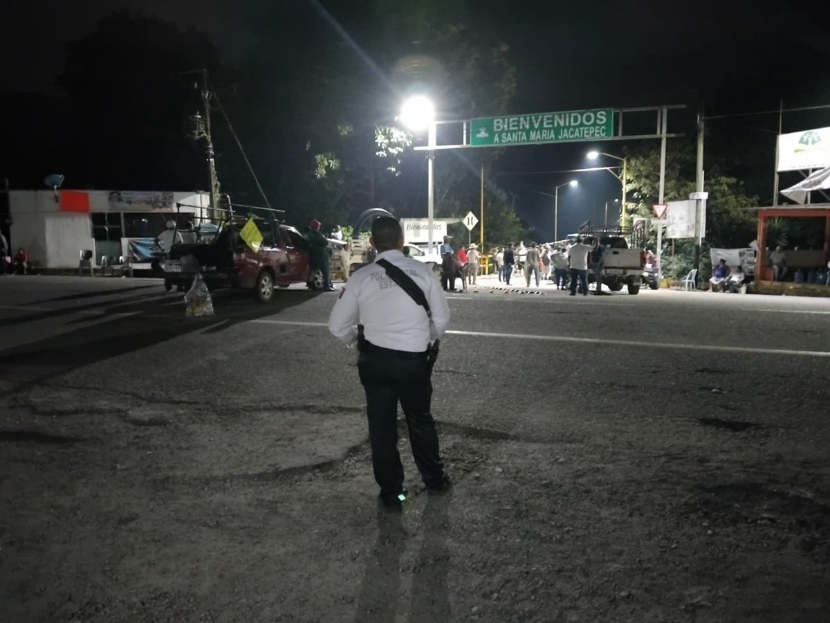 ContraProMx's tweet photo. 🚧🚧 Reporta @PolVial_GobOax: Continúa la afectación a la circulación vial por presencia de manifestantes en el kilómetro 29 de la carretera federal 175, tramo Valle Nacional – Tuxtepec, a la altura del puente vehicular de Santa María #Jacatepec.😡😡
🔙 Tome sus previsiones https://t.co/ykS07ftZBn
