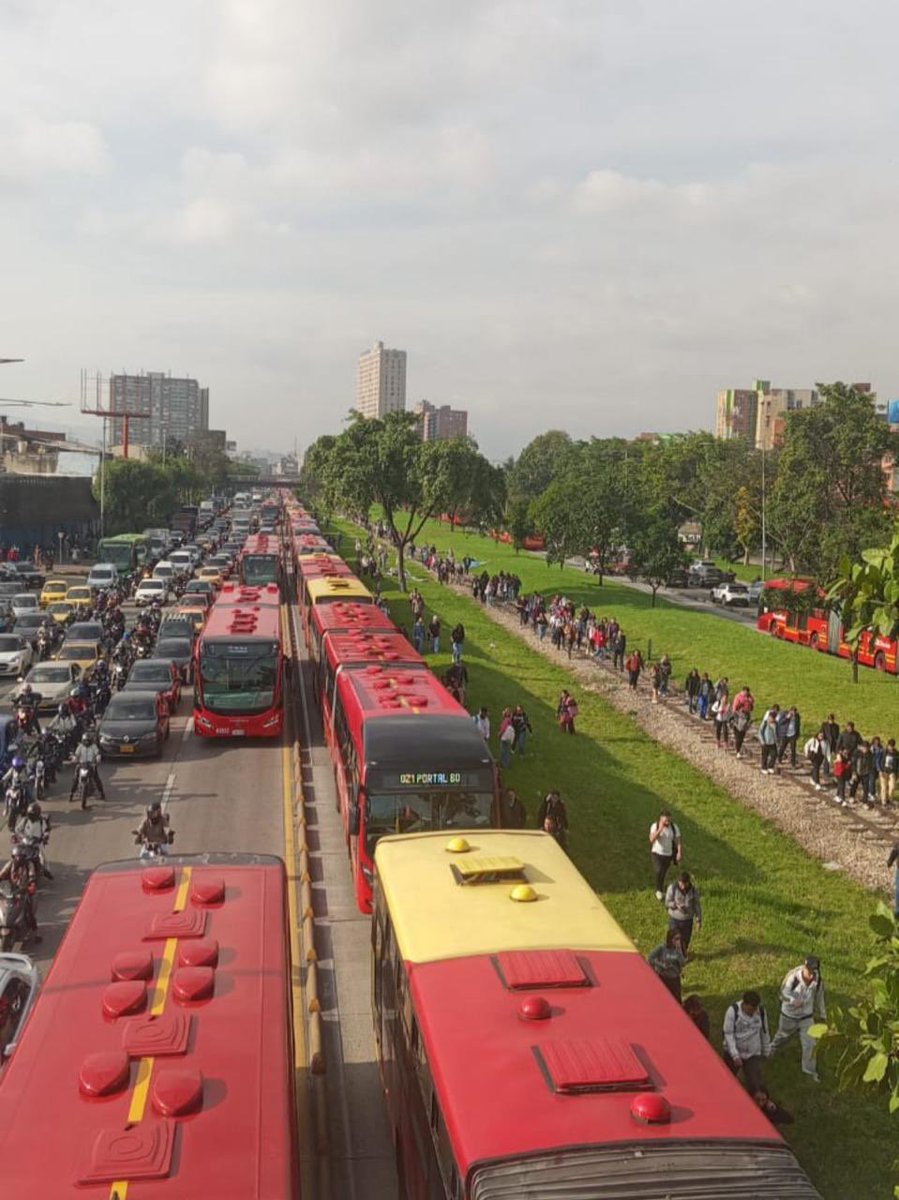 03/03/2026, 8:30 a.m. 

Detallen el maravilloso “espejo de gente y buses” que se formó hoy, alegrando la mañana del bogotano desprevenido.