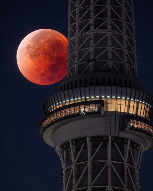 zamirmohyedin's tweet photo. Fenomena gerhana Bulan sedang terjadi sekarang.

Ia berlaku apabila Bumi berada pada kedudukan selari di antara Matahari dan Bulan — Bumi berada di tengah-tengah di antara Matahari dan Bulan.

Bulan kelihatan merah berdarah kerana serakan cahaya dari atmosfera Bumi. Apabila cahaya Matahari memancar ke Bumi, cahaya ini akan berinteraksi dengan atmosfera Bumi.

Cahaya yg berfrekuensi tinggi (bergelombang pendek) seperti warna biru dan ungu akan terserak (scatter) — antara sebab mengapa langit Bumi berwarna Biru.

Cahaya bergelombang panjang seperti warna merah-oren, senang nak melepasi atmosfera Bumi. Jadi, cahaya merah-oren ini memancar ke permukaan Bulan. Seterusnya ia memantul semula ke penduduk Bumi. Tuntas, kita nampak bulan warna oren-kemerahan ketika gerhana.

Kita akan dapat melihat kejadian ini sekali lagi pada tahun 2028. Insya-Allah.