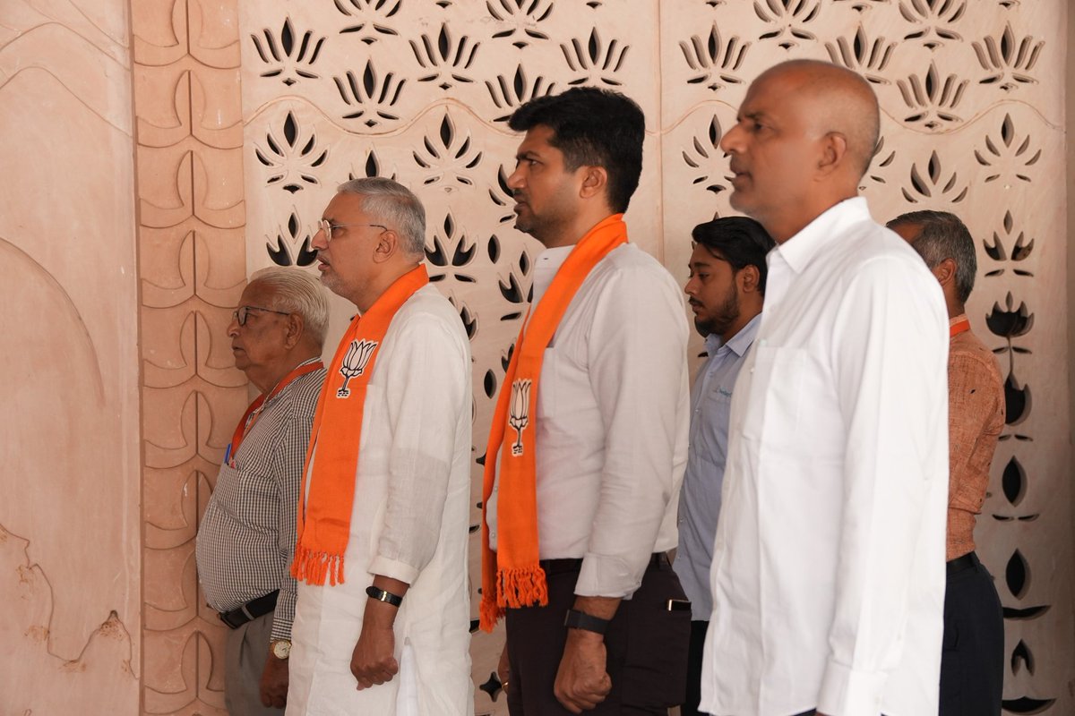 gujmahilamorcha's tweet photo. રાષ્ટ્રભક્તિના ભાવ સાથે દૈનિક કાર્યનો પ્રારંભ!

ભારતીય જનતા પાર્ટી, ગુજરાતના પ્રદેશ અધ્યક્ષ @ijagdishbjp જીએ પ્રદેશ કાર્યાલય 'શ્રી કમલમ્' ખાતે ગૌરવભેર 'વંદે માતરમ્'ના ગાન સાથે પોતાના કાર્યની શરૂઆત કરી. 

વંદે માતરમ્ 🙏 https://t.co/UZpjq790Ri