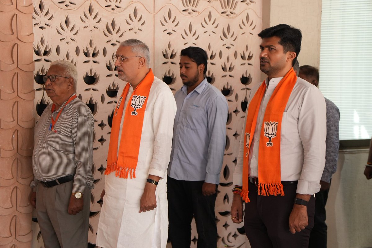 gujmahilamorcha's tweet photo. રાષ્ટ્રભક્તિના ભાવ સાથે દૈનિક કાર્યનો પ્રારંભ!

ભારતીય જનતા પાર્ટી, ગુજરાતના પ્રદેશ અધ્યક્ષ @ijagdishbjp જીએ પ્રદેશ કાર્યાલય 'શ્રી કમલમ્' ખાતે ગૌરવભેર 'વંદે માતરમ્'ના ગાન સાથે પોતાના કાર્યની શરૂઆત કરી. 

વંદે માતરમ્ 🙏 https://t.co/UZpjq790Ri
