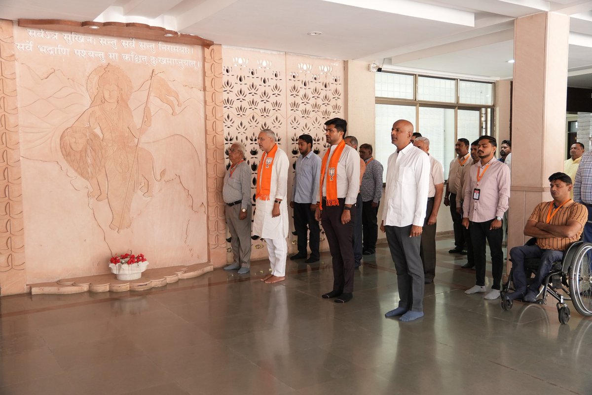 gujmahilamorcha's tweet photo. રાષ્ટ્રભક્તિના ભાવ સાથે દૈનિક કાર્યનો પ્રારંભ!

ભારતીય જનતા પાર્ટી, ગુજરાતના પ્રદેશ અધ્યક્ષ @ijagdishbjp જીએ પ્રદેશ કાર્યાલય 'શ્રી કમલમ્' ખાતે ગૌરવભેર 'વંદે માતરમ્'ના ગાન સાથે પોતાના કાર્યની શરૂઆત કરી. 

વંદે માતરમ્ 🙏 https://t.co/UZpjq790Ri