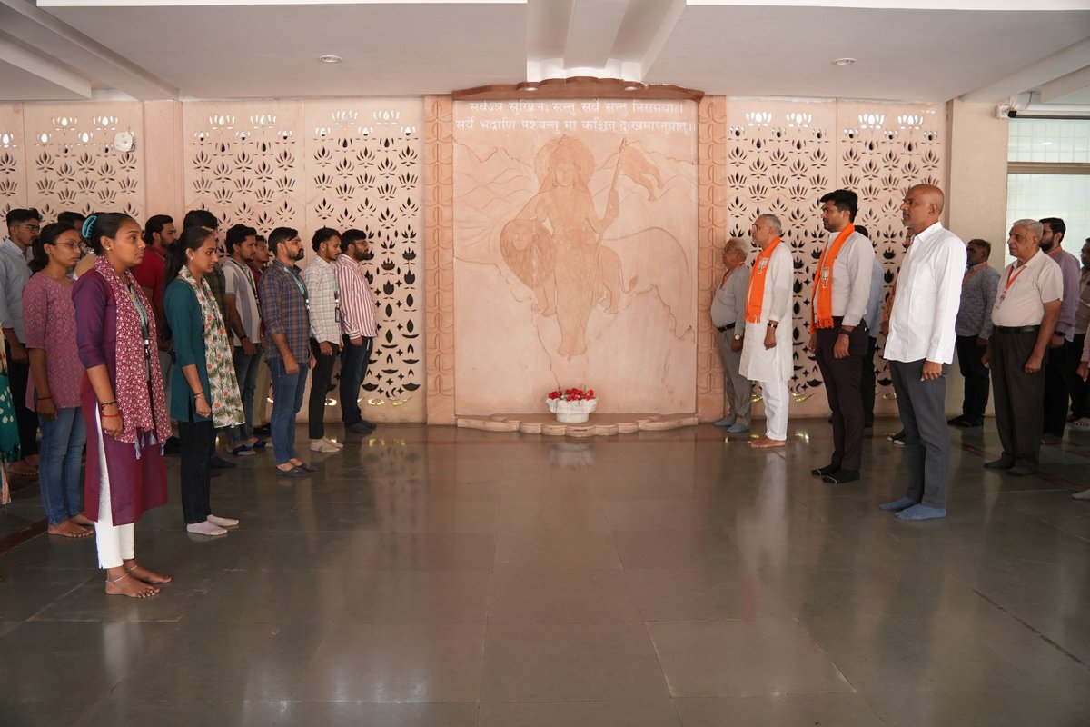 gujmahilamorcha's tweet photo. રાષ્ટ્રભક્તિના ભાવ સાથે દૈનિક કાર્યનો પ્રારંભ!

ભારતીય જનતા પાર્ટી, ગુજરાતના પ્રદેશ અધ્યક્ષ @ijagdishbjp જીએ પ્રદેશ કાર્યાલય 'શ્રી કમલમ્' ખાતે ગૌરવભેર 'વંદે માતરમ્'ના ગાન સાથે પોતાના કાર્યની શરૂઆત કરી. 

વંદે માતરમ્ 🙏 https://t.co/UZpjq790Ri