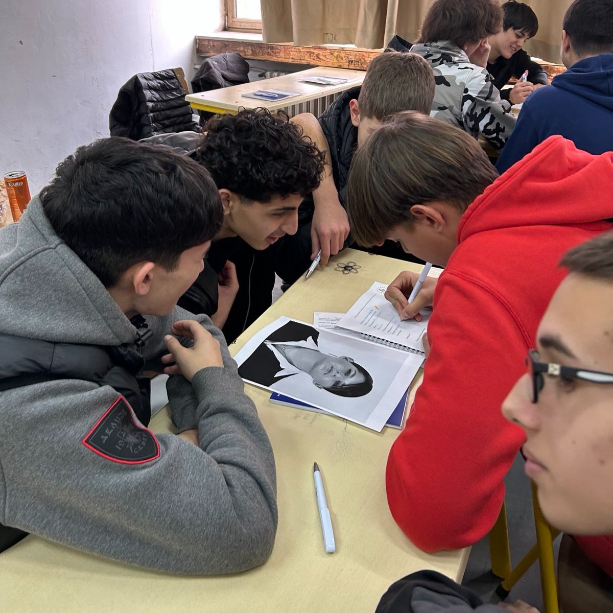 ravnopravnostRS's tweet photo. Do nulte tolerancija na diskriminaciju treba još mnogo posla, ali upravo je taj dan bio povod da kolege Miljana Borić i Milan Nikolić održe inspirativnu radionicu sa učenicima Tehničke škole „Zmaj“. 

Škola je odmah posle porodice najvažnije mesto gde mladi oblikuju svoje stavove, uče šta znači poštovanje, ravnopravnost i odgovornost prema drugima. Razgovaralo se o stereotipima i predrasudama, koje često neprimećeno utiču na naše ponašanje.

Kroz primere iz svakodnevnog života, učenici su otvoreno govorili o situacijama nepravde i postavljali ključno pitanje - da li ostati nemi posmatrač ili reagovati? Upravo zato su ovakve radionice važne, a kako deca uče od nas, tako i mi učimo od njih.