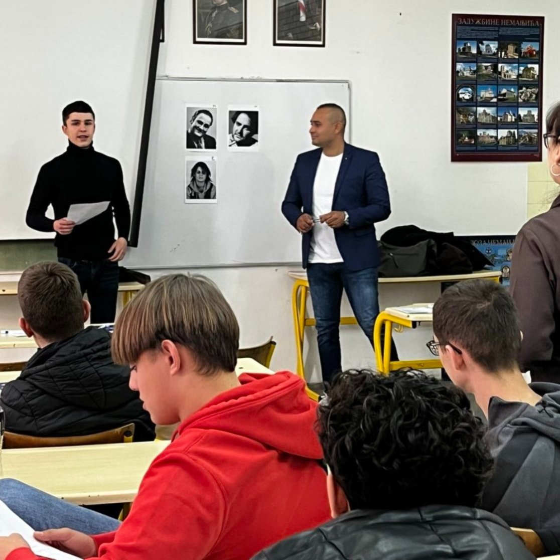 ravnopravnostRS's tweet photo. Do nulte tolerancija na diskriminaciju treba još mnogo posla, ali upravo je taj dan bio povod da kolege Miljana Borić i Milan Nikolić održe inspirativnu radionicu sa učenicima Tehničke škole „Zmaj“. 

Škola je odmah posle porodice najvažnije mesto gde mladi oblikuju svoje stavove, uče šta znači poštovanje, ravnopravnost i odgovornost prema drugima. Razgovaralo se o stereotipima i predrasudama, koje često neprimećeno utiču na naše ponašanje.

Kroz primere iz svakodnevnog života, učenici su otvoreno govorili o situacijama nepravde i postavljali ključno pitanje - da li ostati nemi posmatrač ili reagovati? Upravo zato su ovakve radionice važne, a kako deca uče od nas, tako i mi učimo od njih.