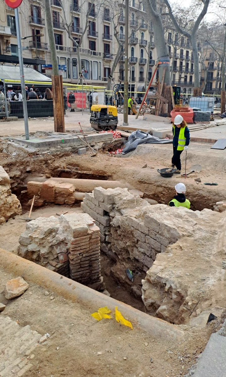 Noves troballes al subsol la Rambla: restes d'un mur desenterrades a Canaletes. La foto és d'aquest matí.