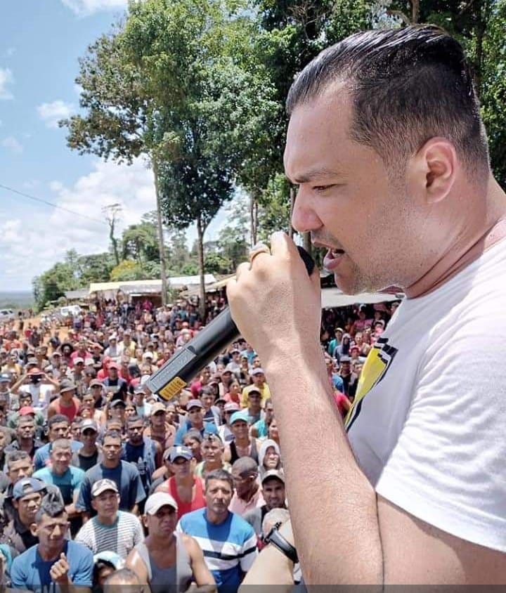 movinotinto's tweet photo. Excarcelado el dirigente sindical de SIDOR, Daniel Romero, detenido desde el 11 junio de 2023. El oriundo del estado #Bolívar estuvo privado de libertad en el Rodeo I #2Mar 

#QueSeanTodos 
#CierrenLosCentrosDeTortura 
#DDHHRegiones https://t.co/3nx4oIPomj