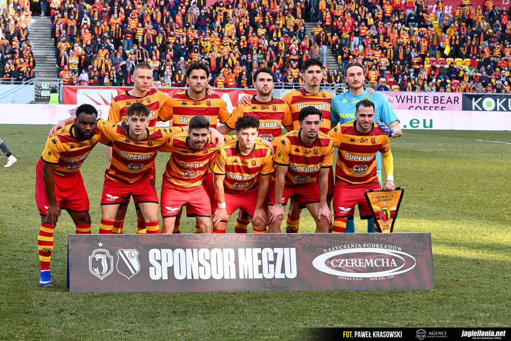 Zapraszamy do kolejnej galerii z meczu z Legią. Tym razem partia fotek od Pawła Krasowskiego.

jagiellonia.net/galeria,1953.h…