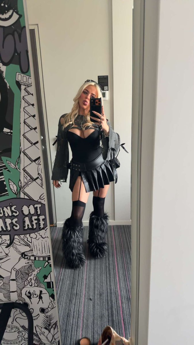 chloebaines tweet media