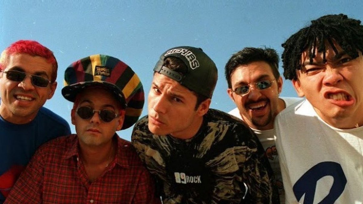 matheusleviso's tweet photo. 30 anos sem Mamonas Assassinas e muita gente até hoje não entendeu o sucesso da banda.

Muito se fala sobre o impacto, mas quero trazer faixa a faixa o que, na minha opinião, motivou o álbum de estreia a vender 2,3 milhões de cópias antes mesmo do acidente https://t.co/ERiwTTZAY1