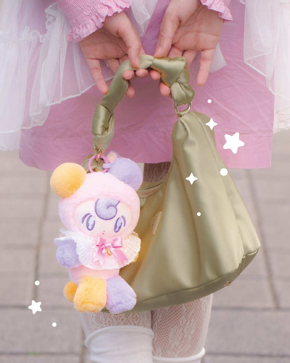 comcomblue's tweet photo. 🤍 NEW RELEASE｜Mallow🧸🛜

特別なぬいぐるみ《Mallow》を販売します！前に言っていた、ちょっと面白いオリジナルグッズです。

〰︎〰︎〰︎〰︎

ふわふわの小さな友達、Mallowをいつでもそばに。 #AAMY のキャラクターがぬいぐるみになりました。

左手にスマホをかざすと、ランダムに作品と言葉が届きます🛜 世界初、NFC技術を導入したぬいぐるみPOCKET COMPANION🧸
現在20点のメッセージ付きアートを収録。 特別な日には限定作品も追加予定です💐

落ち込んだ日も、ちょっと誇らしい日も。 Mallowから、そっと特別なアートを受け取ってみませんか？🌟

🛒3/6–3/11 神戸・北野異人館「春のまにまに」にて初お披露目 同日よりGALERIE OVOオンラインストア（IG @ galerieovo)でも販売
Edition: 1,000 2026.03.06 発売