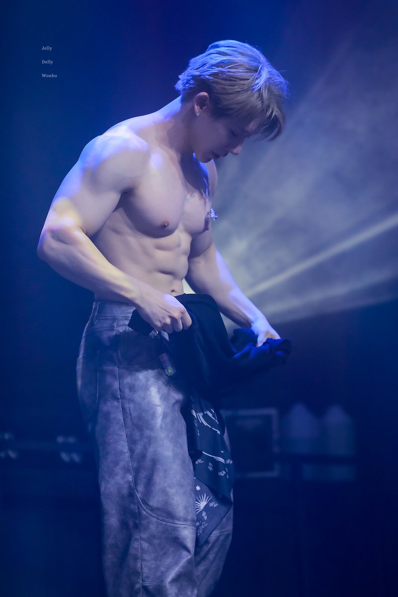 260301 #원호 #WONHO HQ.
혹시 본인이 박물관에서 탈출한 르네상스 시대 조각상 아닌지 의심해보신 적 없으실까