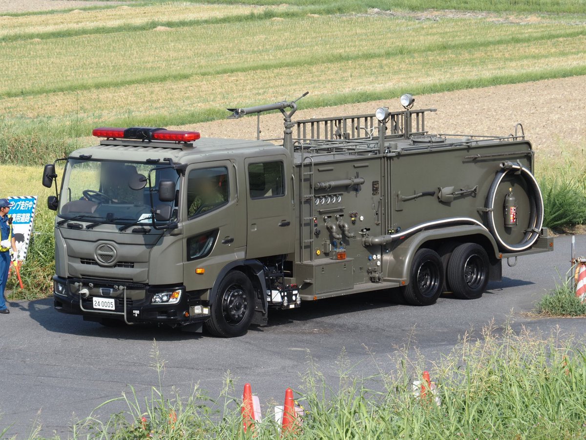 red_warning_lig's tweet photo. 陸上自衛隊 大宮駐屯地 液体散布車
自衛隊はよく分からないですが、とにかくカッコいいの一言に尽きます！ https://t.co/z2wFPfYSsh