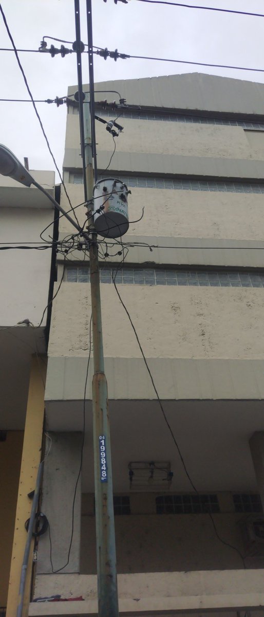 victoremilioe's tweet photo. @servicioscnelep @CNEL_EP @goberguayasec @MinGobiernoEc en la calle Febres cordero entre chile y Chimborazo, nos quedamos sin luz, los comerciantes estamos perdiendo, van 2 dias, necesitamos ayuda inmediata de uds, ayer se informó y no hay solucion @ecuavisa https://t.co/FB3XfbwgfB