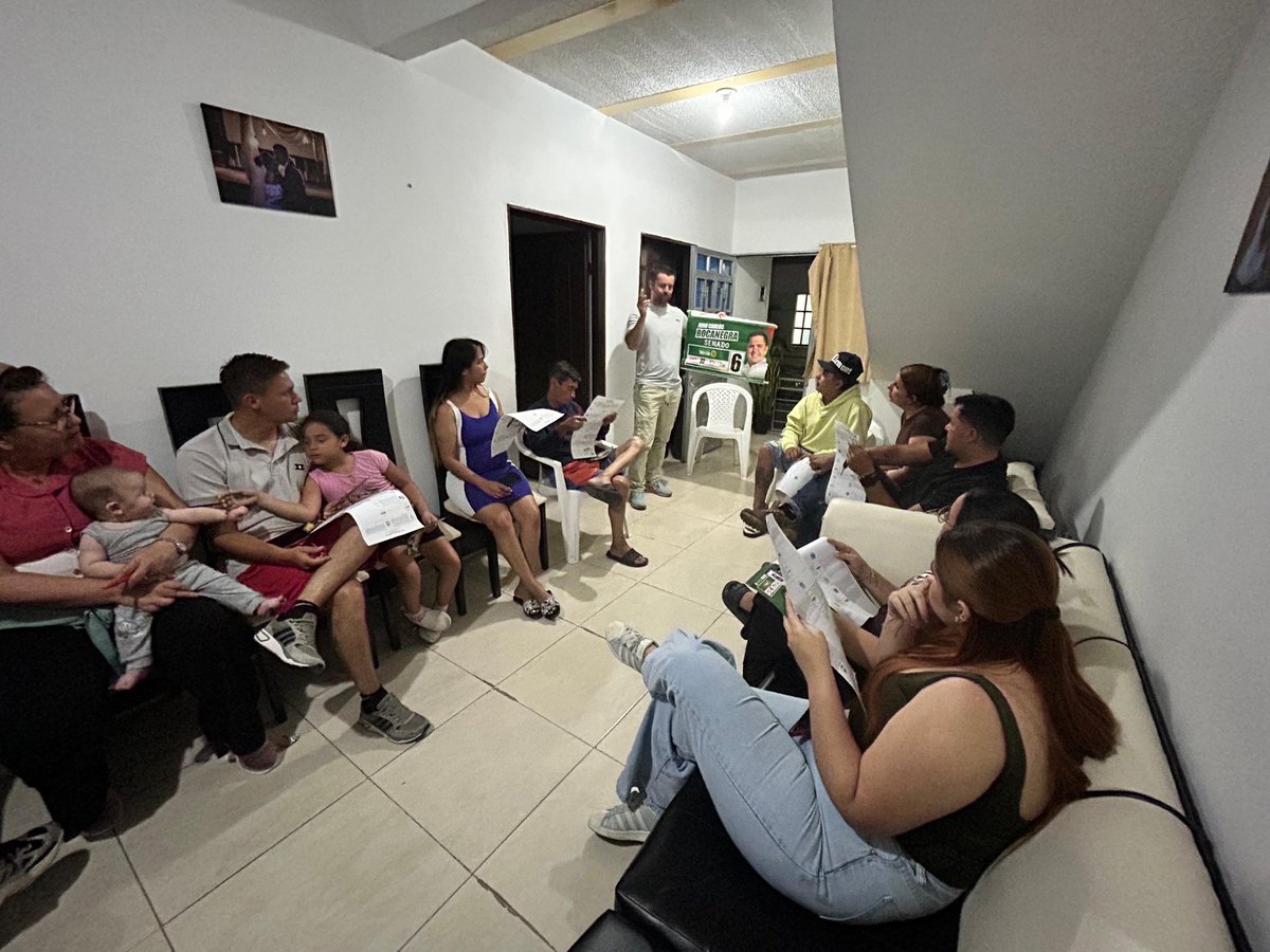 FernandoAAG10's tweet photo. En la actividad política cada quien tiene su estilo. Habrá quienes se orienten por el tuyo, y eso no está mal. Por el contrario, que intenten imitarte es una motivación más para seguir perfeccionando tu estrategia, tu mensaje y tu trabajo con la gente.
@juancbocanegra senador y @kateringalvan camara.