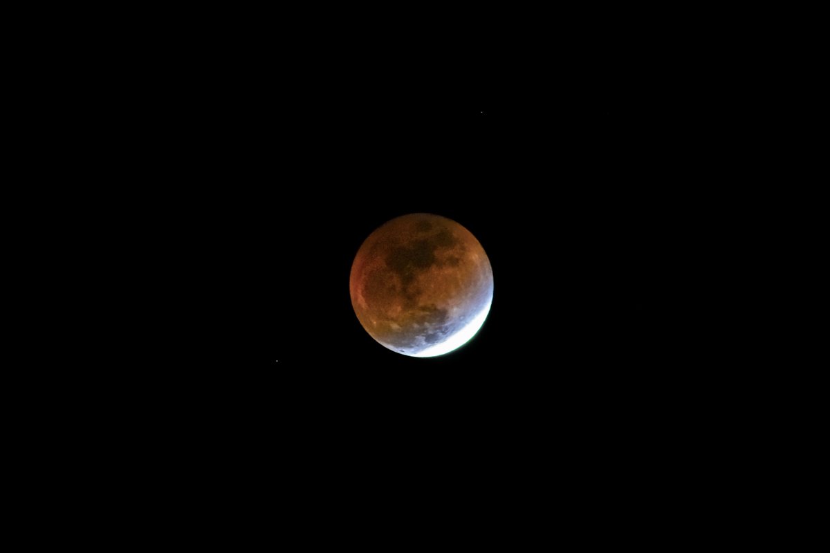 jUOBL4BxI2GYlyN's tweet photo. 昨年9月8日の皆既月食から約半年🌘🌑🌖

今夜は曇り空で皆既月食が少ししか見れませんでしたが雲の合間から数秒間見えたので何とかカメラに収めることができました🌑📸🧐

手持ちで撮ってしまったので少しブレ気味で昨年よりは画質はよくないですが😅

#皆既月食 
#皆既月食2026 

【20時50分愛媛県松山市から撮影】