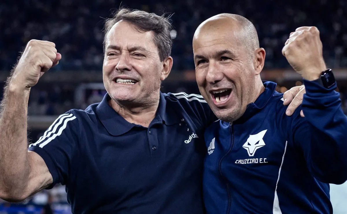 futebol_info's tweet photo. “Se eu fosse o Pedrinho (dono da SAF do Cruzeiro), eu ficaria chateado (com o acerto de Leonardo Jardim com o Flamengo). O cara fala que quer voltar para Portugal, Pedrinho abre mão da multa rescisória por conta da boa relação, Jardim fala que jamais trabalharia em outro clube do Brasil, e 2 meses depois ele está trabalhando em um concorrente direto do Cruzeiro? Eu falaria: ‘me sacaneou’.”

🎙️ Bruno Vicari, na ESPN.
📸 Gustavo Aleixo/CEC | Reprodução/ESPN