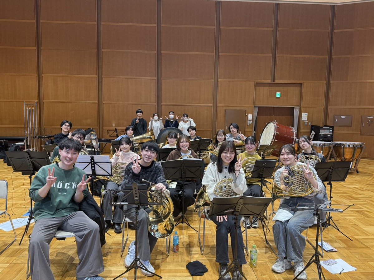 suwo_brass's tweet photo. 【金管コンまであと4日！】
オフショ公開par1📸✨
少し前の練習終わりに、パートごとでも写真を撮ってみました！
本番に向けて、各パート仕上がってきています✨
それぞれの楽器の音色の魅力を、ぜひ会場でお楽しみください！🎺🎶 https://t.co/sE1ZfjQwiz