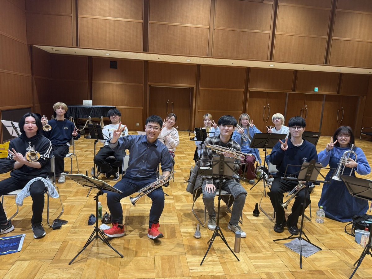 suwo_brass's tweet photo. 【金管コンまであと4日！】
オフショ公開par1📸✨
少し前の練習終わりに、パートごとでも写真を撮ってみました！
本番に向けて、各パート仕上がってきています✨
それぞれの楽器の音色の魅力を、ぜひ会場でお楽しみください！🎺🎶 https://t.co/sE1ZfjQwiz
