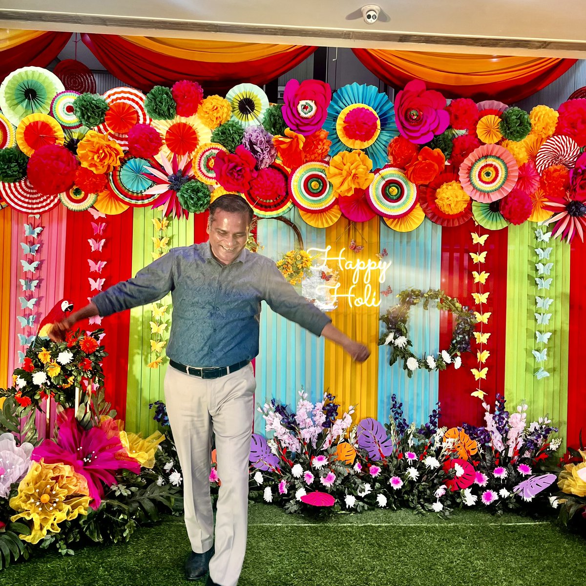 byasanand's tweet image. Here’s to celebrating Holi the corporate way.
Happy Office wali Holi!
May your colours be bright and your laptops stay safe.

#OfficeWaliHoli #CorporateHoli #HoliHai #OfficeDiaries