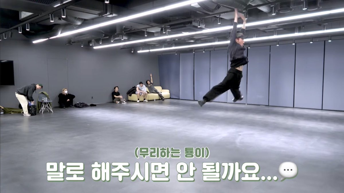 ให้เลยอะ 55555555555555555555555 แทยงบอกว่า 127 ที่เหลือแรงตกไปนะ แบบดูเหนื่อยง่าย มอมๆ ละก็วิดพื้นโชว์ไปหนึ่งที ไอที่เหลือนั่งมองแบบหมดแรง จอห์นบอกว่า 'เออ เอ็งมันสุดยอดละ' 555555555555