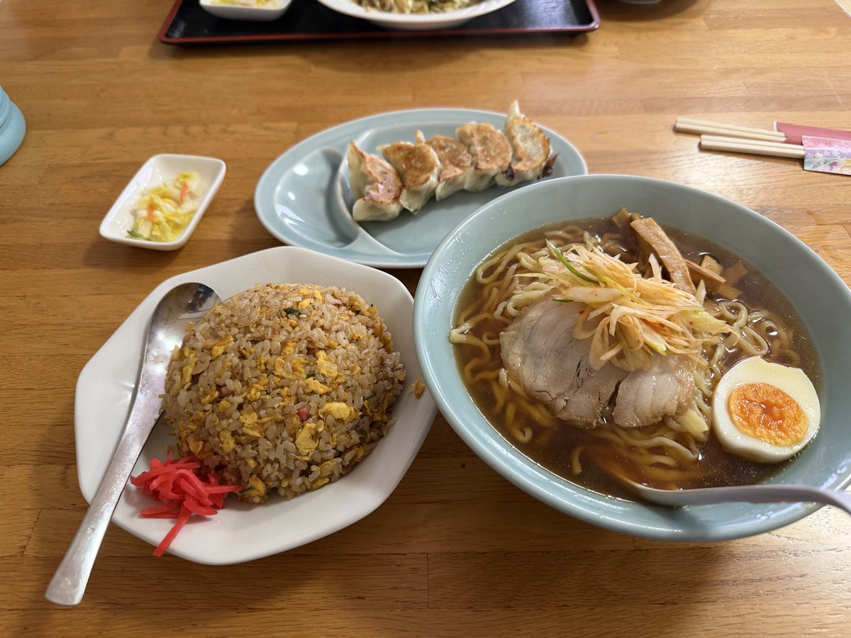bison2673's tweet photo. ここの料理。安いけど、美味とは言えない。
でも、クセになるこの味は一体？？ https://t.co/x4xMVugTc8