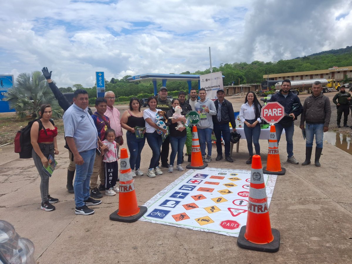 RutaalsurOfi's tweet photo. 🚸 En Ruta al Sur realizamos jornadas de sensibilización vial en zonas escolares del corredor.
Respetar los límites de velocidad salva vidas, previene siniestros y protege a nuestros niños y actores viales más vulnerables.
La seguridad es un compromiso de todos. 💛 #BuenVecino https://t.co/U3VAVfeh3Q
