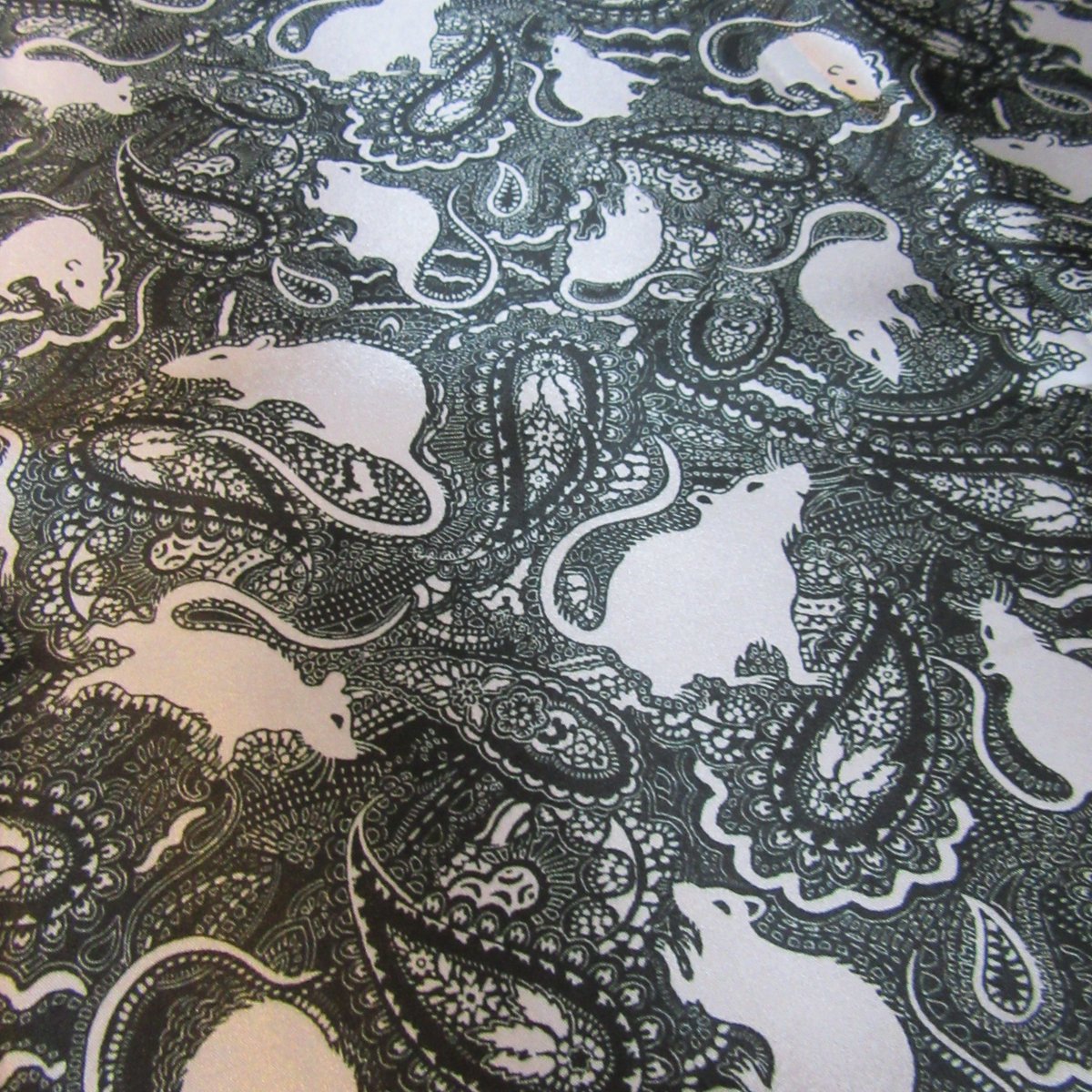 1 yard of Paisley Rats fabric has been sold. The large-scale black-white version was selected by the customer on the Etsy website. The popular rat-themed fabric will be featured in a major exhibition of paisley fabrics in the UK this year. #printedfabric spoonflower.com/en/fabric/5443…