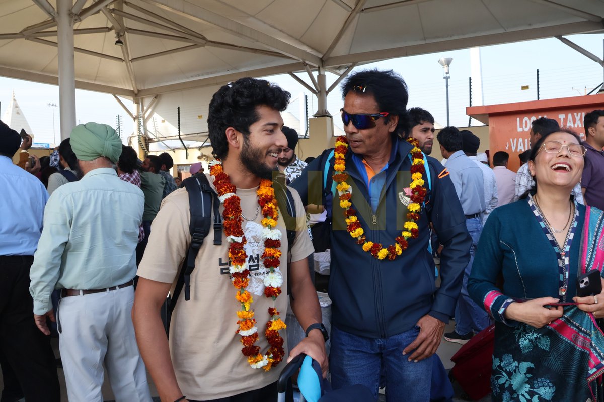 UNI_Photos's tweet image. In Photos | Members of the Jammu and Kashmir Ranji team received a warm welcome from family and friends upon their arrival at the airport in Jammu after their victory.

📸: Aman Sharma / UNI

#RanjiTrophy | #JammuAndKashmir | #Cricket | #Jammu | #CricketNews | #UNI