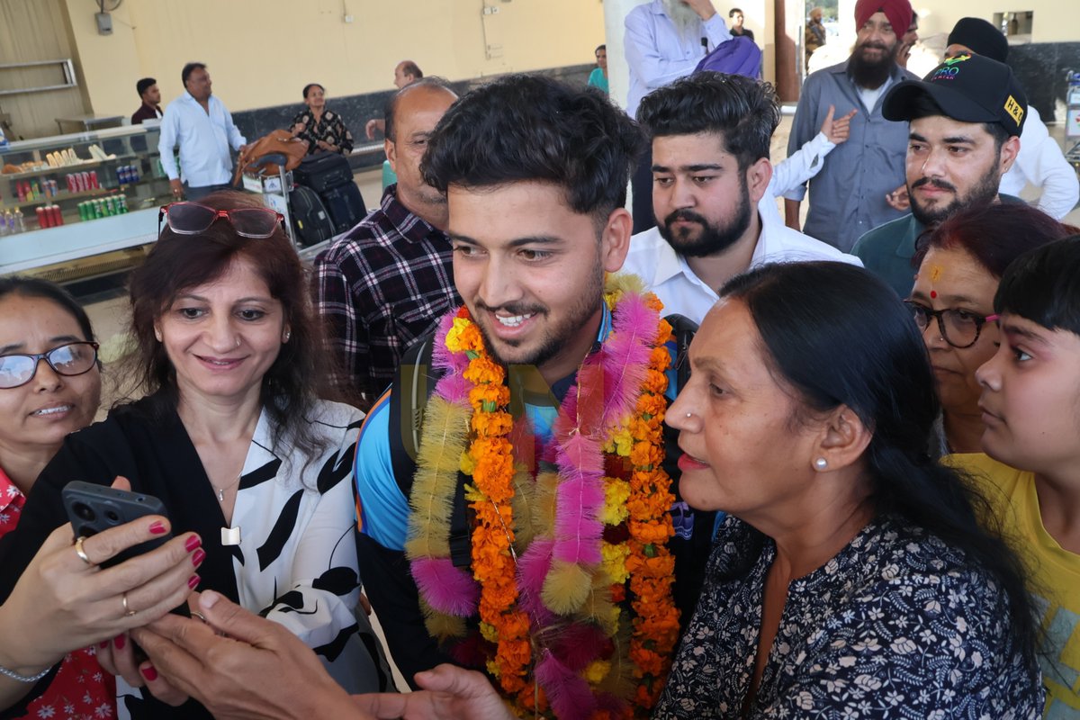 UNI_Photos's tweet image. In Photos | Members of the Jammu and Kashmir Ranji team received a warm welcome from family and friends upon their arrival at the airport in Jammu after their victory.

📸: Aman Sharma / UNI

#RanjiTrophy | #JammuAndKashmir | #Cricket | #Jammu | #CricketNews | #UNI