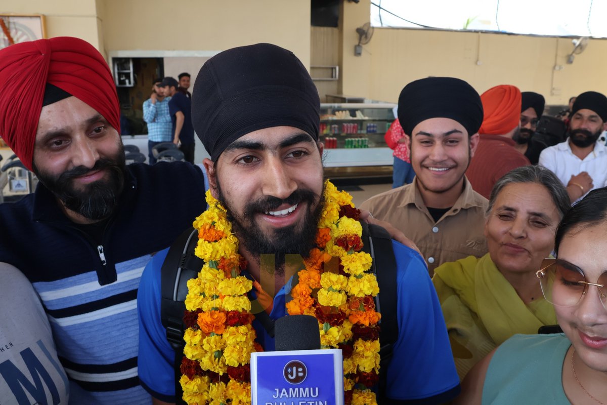 UNI_Photos's tweet image. In Photos | Members of the Jammu and Kashmir Ranji team received a warm welcome from family and friends upon their arrival at the airport in Jammu after their victory.

📸: Aman Sharma / UNI

#RanjiTrophy | #JammuAndKashmir | #Cricket | #Jammu | #CricketNews | #UNI
