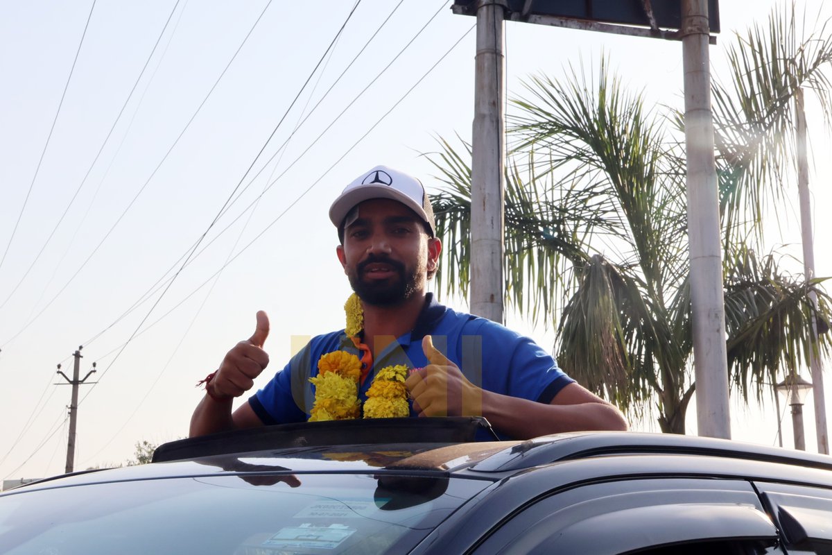 UNI_Photos's tweet image. In Photos | Members of the Jammu and Kashmir Ranji team received a warm welcome from family and friends upon their arrival at the airport in Jammu after their victory.

📸: Aman Sharma / UNI

#RanjiTrophy | #JammuAndKashmir | #Cricket | #Jammu | #CricketNews | #UNI
