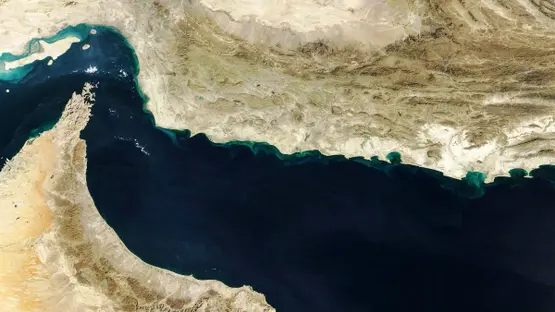 mog_russEN's tweet photo. 🚨⚡️BREAKING 

Iran announced that it will allow only Chinese and Russian ships to pass through the Strait of Hormuz, in appreciation of China and Russia for their supportive stance toward Tehran during the war.

The strait has been closed to all other vessels without exception, with a clear warning that any unauthorized crossing attempt will be met with direct targeting by Iranian forces.