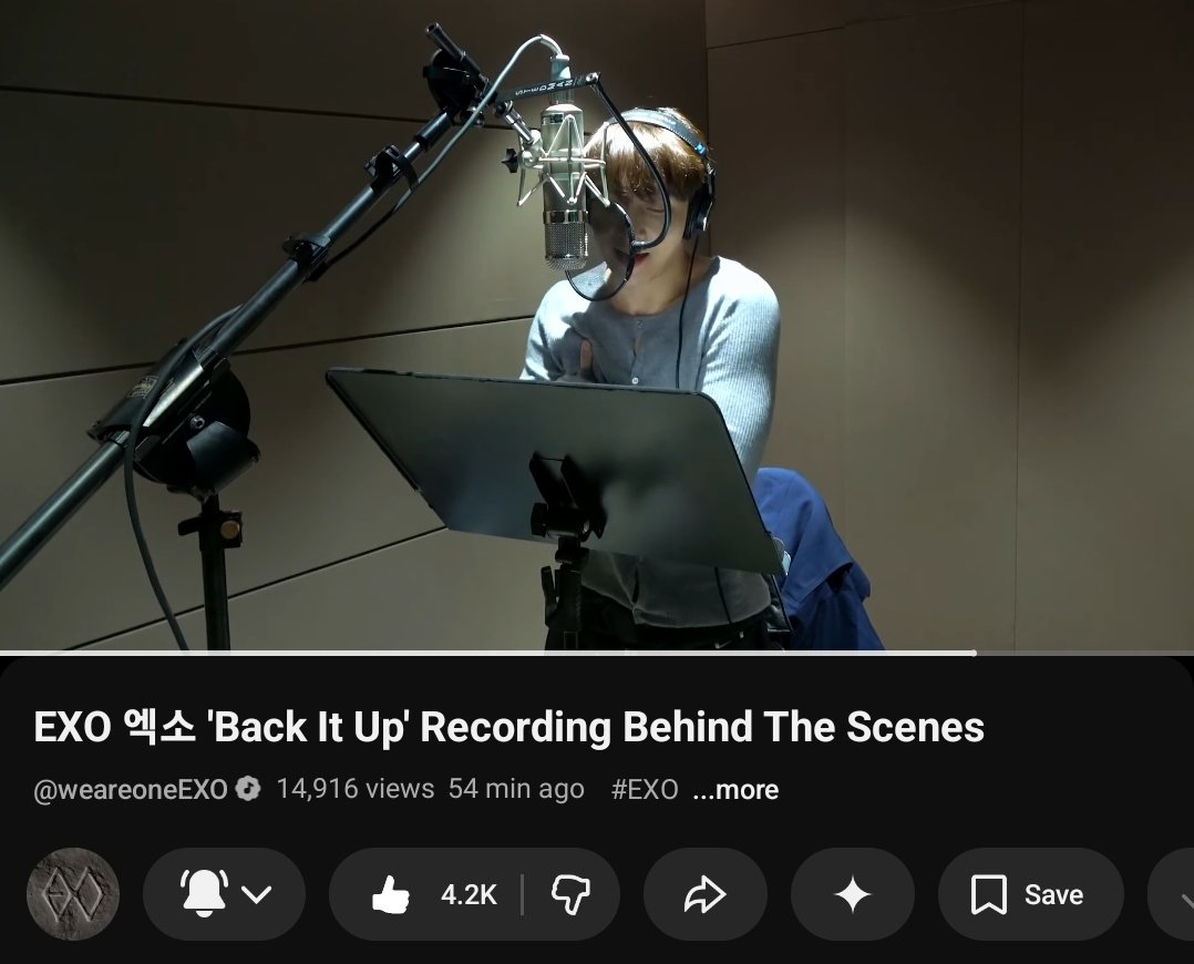 Waitt guys ... 
Ini orang yang sama, baju yang sama, studio yang sama. Tapi beda channel uploadnya 😭

Yixing ge lu bener-bener ye ada aja gebrakannya wkwk..