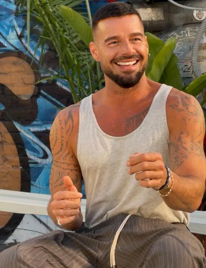 Bolibarba's tweet photo. Ricky Martin es tendencia hay Rumores de que el Cantante es Gay...? https://t.co/M7CN4NDP4G