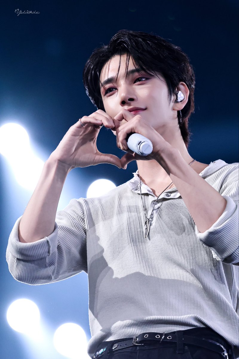 슈아님 인외미 레전드시다............. 초거대우주5차원세계선에서 오셔서 인간에게 흥미 느껴서 계셔주시는 것 같다........