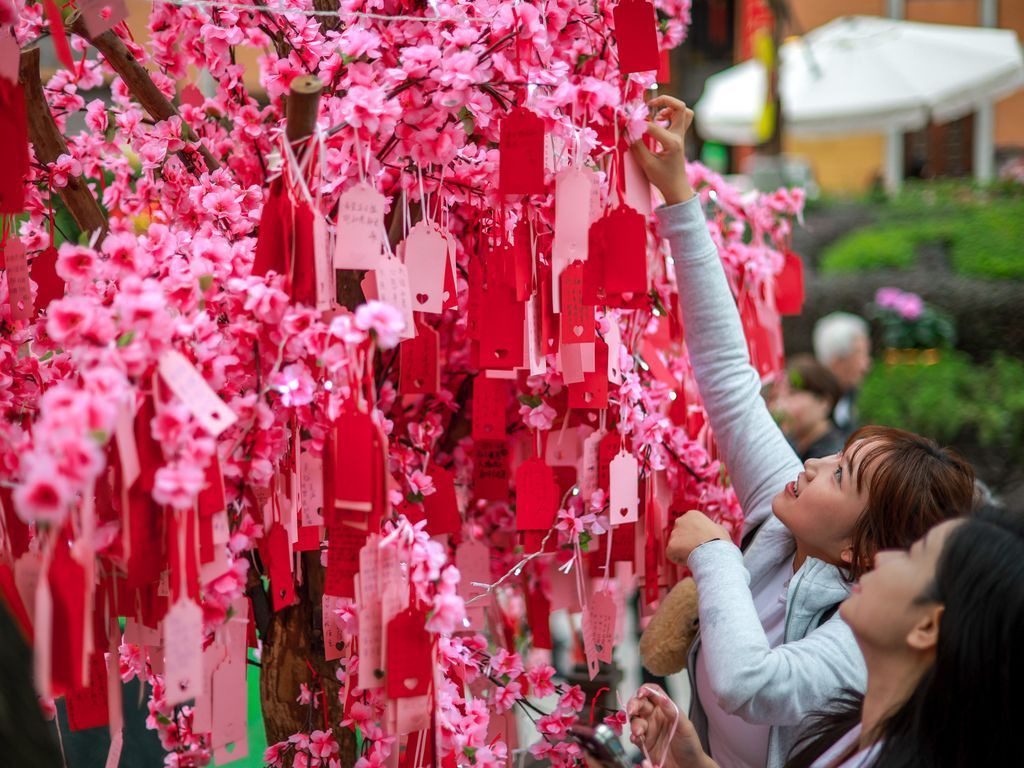 ChinaDailyAsia's tweet image. #HongKong came alive for the #LanternFestival on Tuesday, as residents and tourists embraced reunion, romance and prosperity in the Year of the Horse, from Sik Sik Yuen Wong Tai Sin Temple — where crowds prayed at the revamped Yue Lao altar — to the Tsim Sha Tsui waterfront with