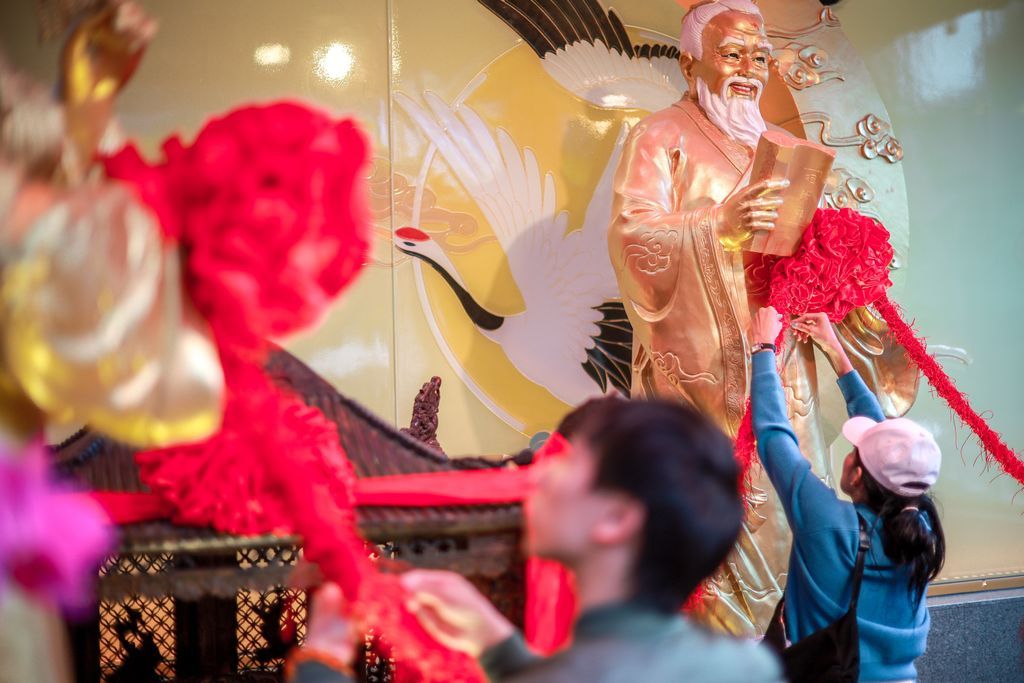 ChinaDailyAsia's tweet image. #HongKong came alive for the #LanternFestival on Tuesday, as residents and tourists embraced reunion, romance and prosperity in the Year of the Horse, from Sik Sik Yuen Wong Tai Sin Temple — where crowds prayed at the revamped Yue Lao altar — to the Tsim Sha Tsui waterfront with