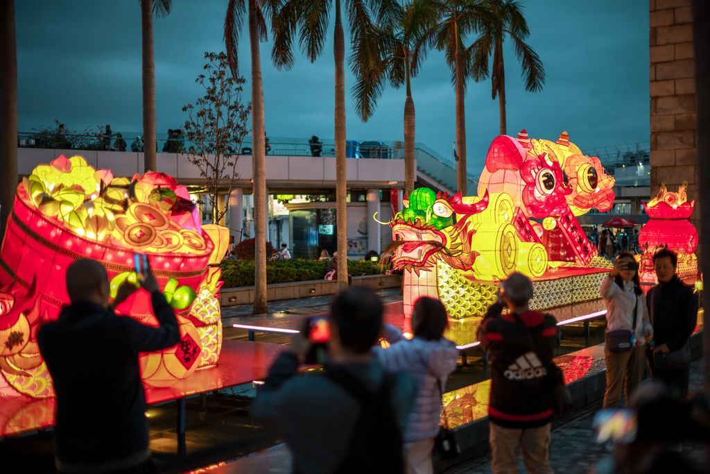 ChinaDailyAsia's tweet image. #HongKong came alive for the #LanternFestival on Tuesday, as residents and tourists embraced reunion, romance and prosperity in the Year of the Horse, from Sik Sik Yuen Wong Tai Sin Temple — where crowds prayed at the revamped Yue Lao altar — to the Tsim Sha Tsui waterfront with