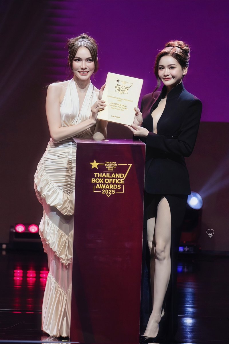 Cindy_Waratin's tweet photo. #Englot y Petrichor atrasan en los Thailand Box Office Awards con 5 premios ganados:

-Mejor serie GL 2025
-Mejor Pareja GL 2025 (Englot) 
-Mejor Dirección (P'Poy y P'Not) 
-Mejor Actriz (Engfa)
-Serie más votada del año

💪🤍👏👏

ENGFA NOMINEE ACTRESS SERIES
CHARLOTTE AT TBOA2025
#TBOA2025xENGLOT
