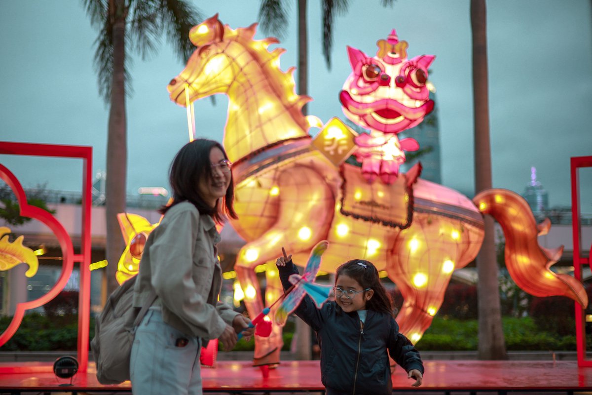 ChinaDailyAsia's tweet image. #HongKong came alive for the #LanternFestival on Tuesday, as residents and tourists embraced reunion, romance and prosperity in the Year of the Horse, from Sik Sik Yuen Wong Tai Sin Temple — where crowds prayed at the revamped Yue Lao altar — to the Tsim Sha Tsui waterfront with